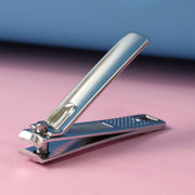 Nail clipper with non-slip handle for safe grip