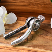 Compact aluminum lemon squeezer with dual-lever design