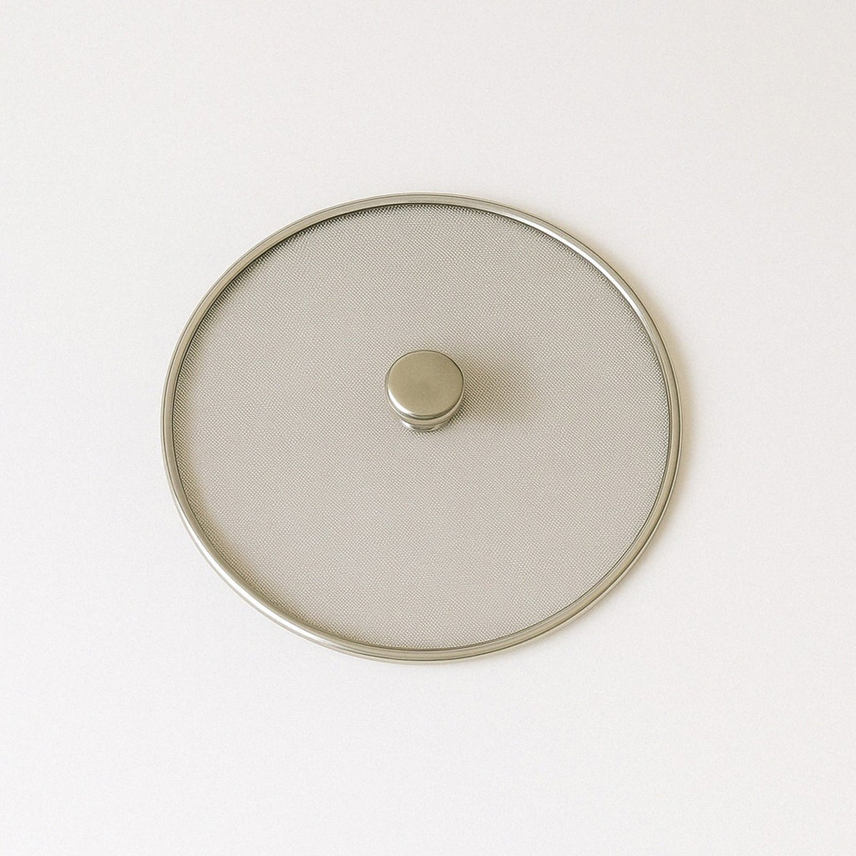 Stainless steel splatter guard with heat-resistant knob handle for safe use