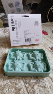 The packaging of the cartoon ice cube tray, indicating a single piece.