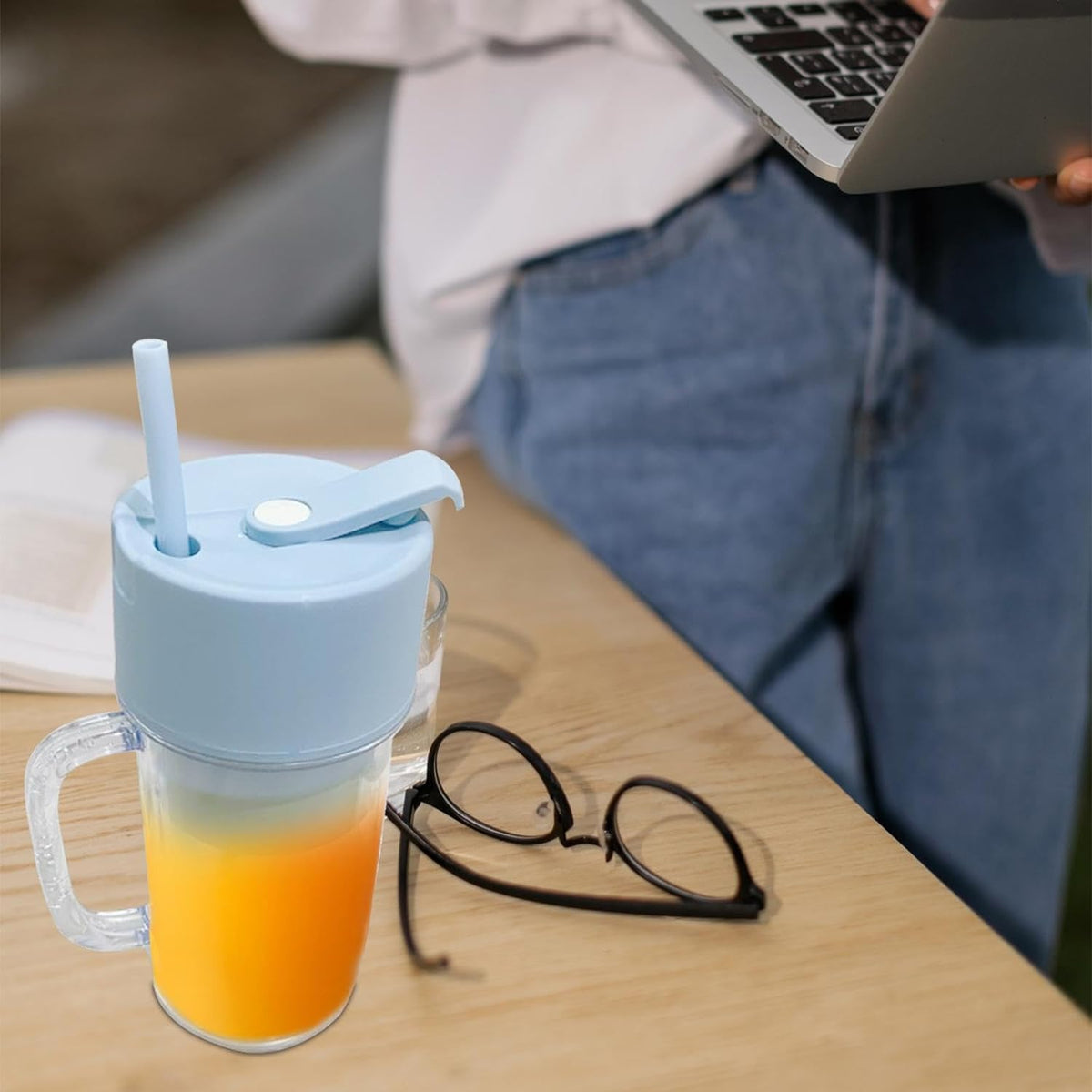 Ergonomic portable juicer with handle, showcasing its 340ml capacity.
