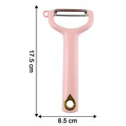 Size comparison of vegetable and fruit peeler highlighting ergonomic design