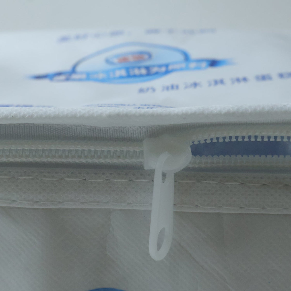 Zipper lunch bag for easy carrying of hot and cold meals