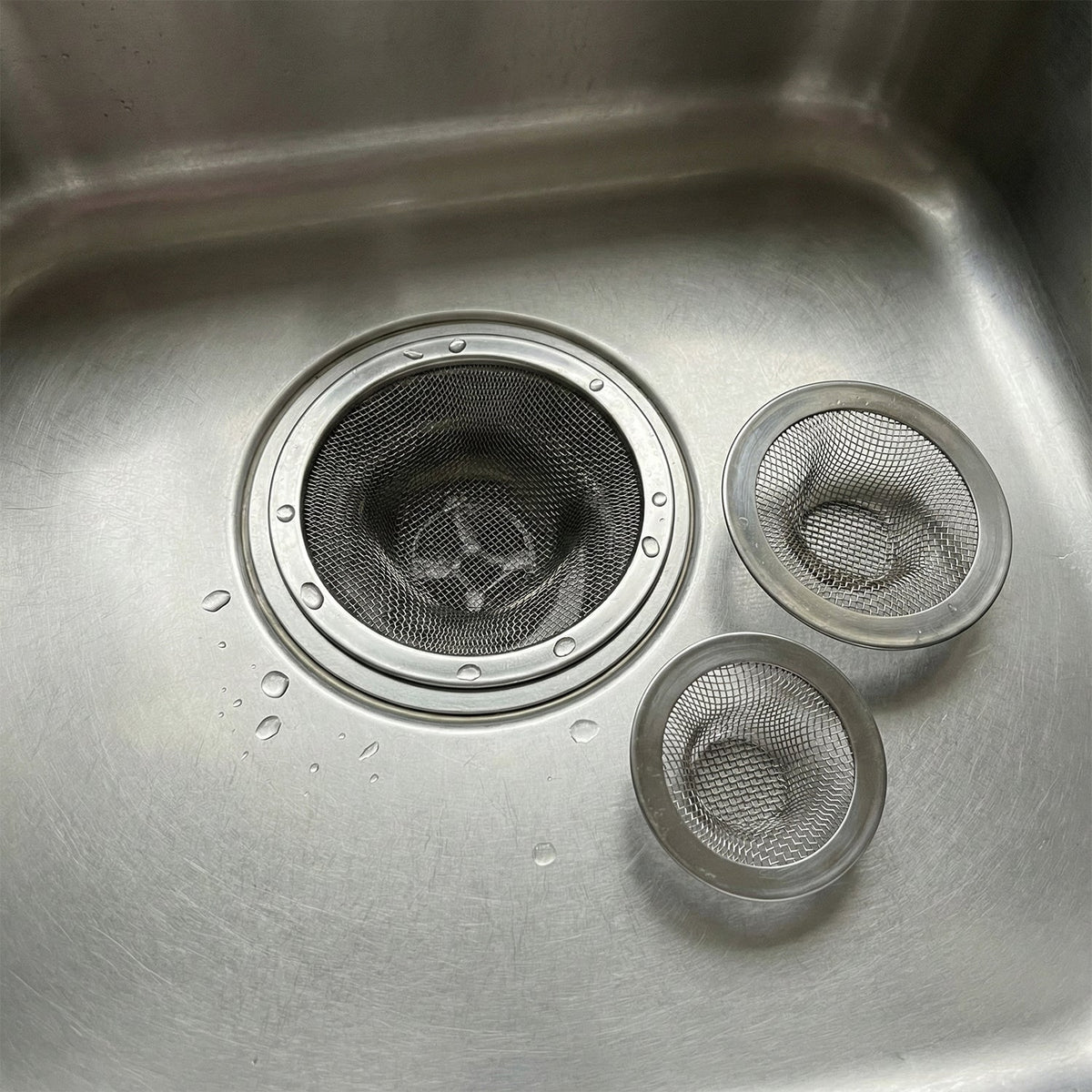 Drainage mesh strainer for sinks, made of durable stainless steel
